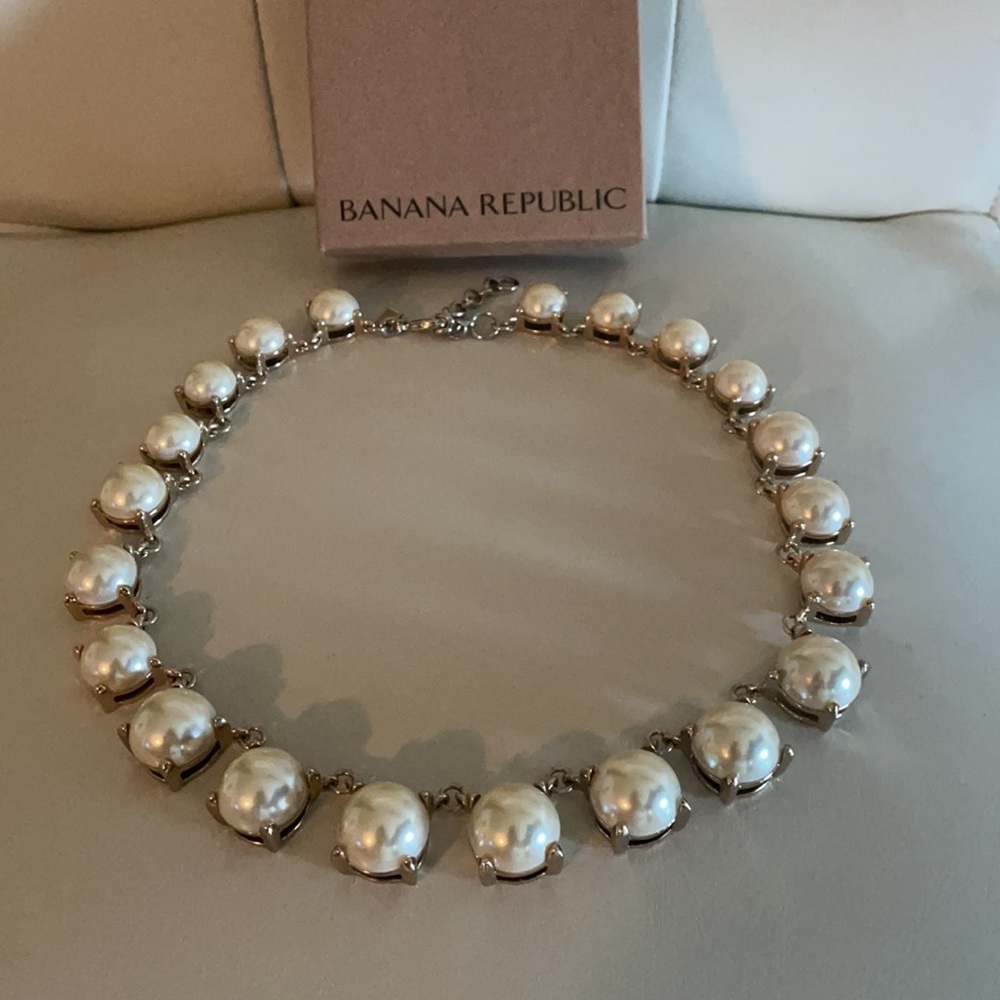 Banana Republic Pearl Necklace - Picture 2 of 6